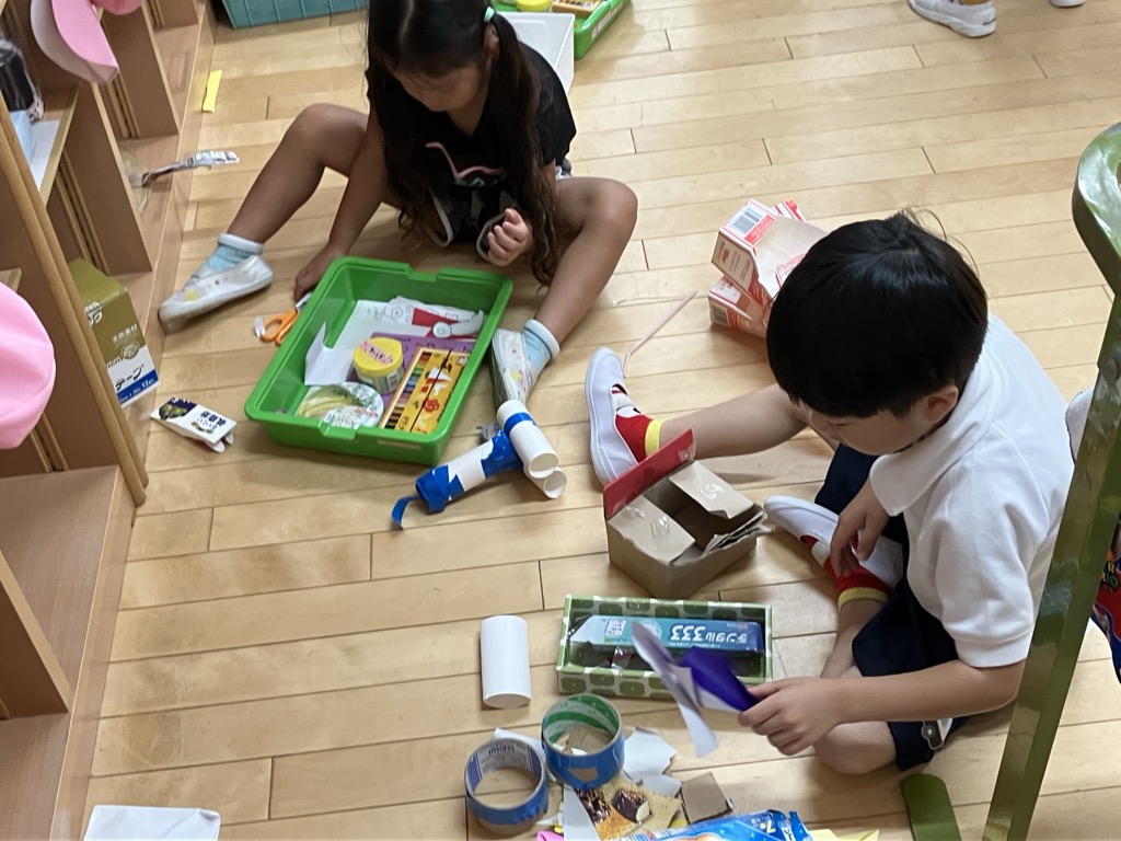 片付けをする子ども達