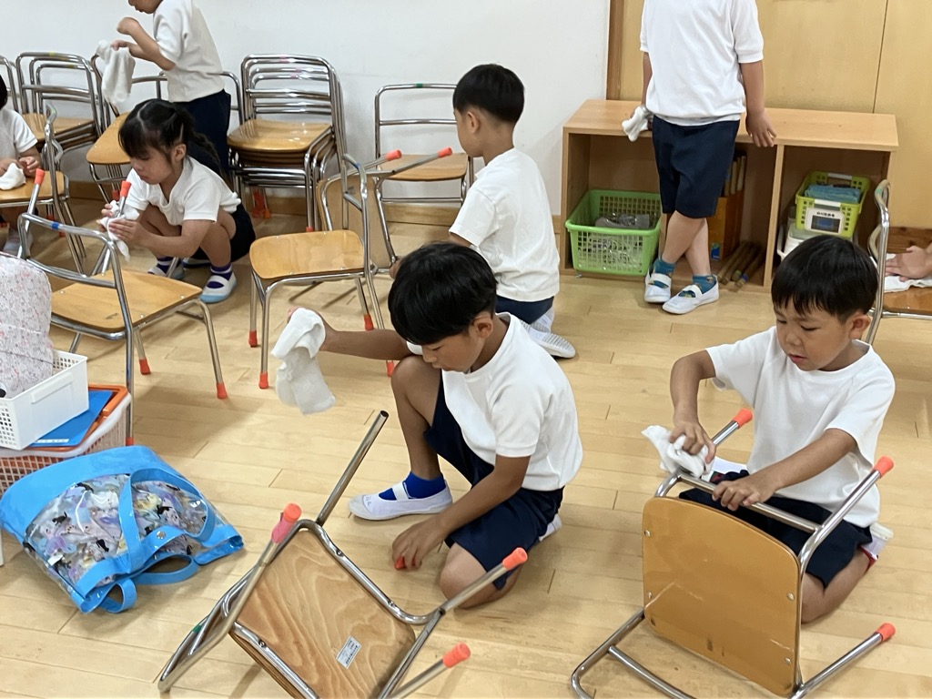 椅子をふく子ども達