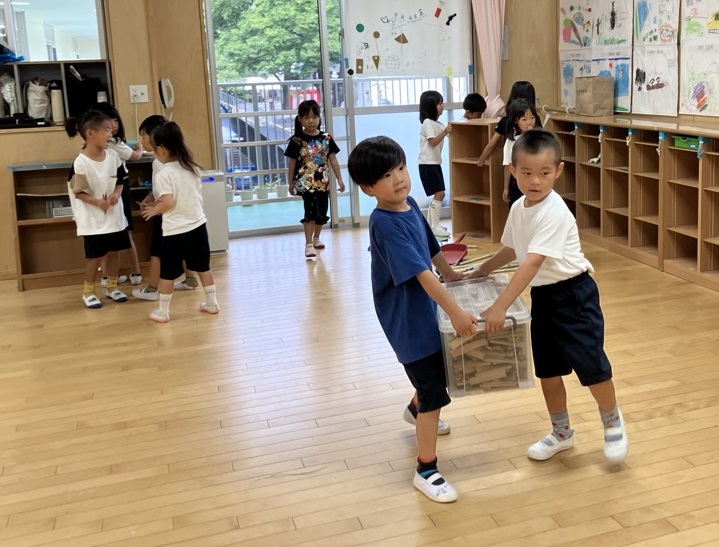 おもちゃを運ぶ子ども達