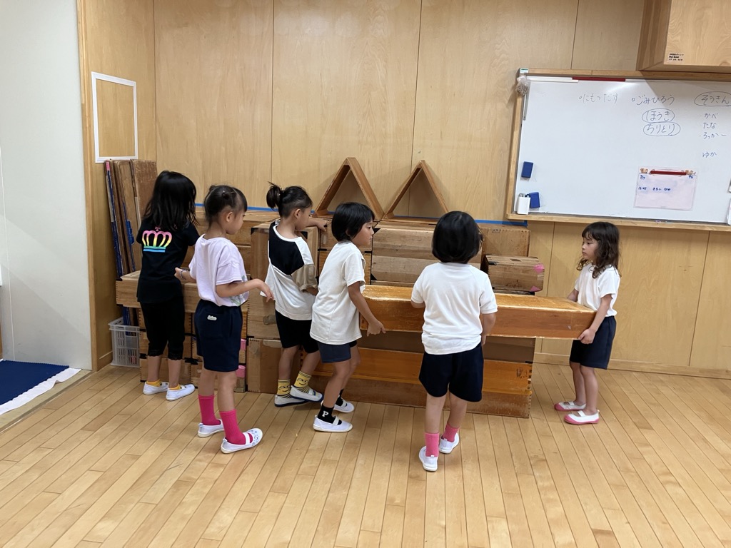 積み木を運ぶ子ども達