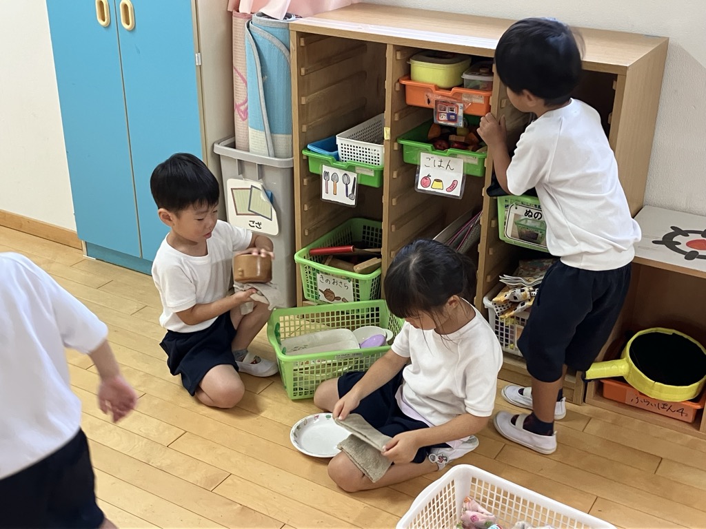 大掃除をする子ども達