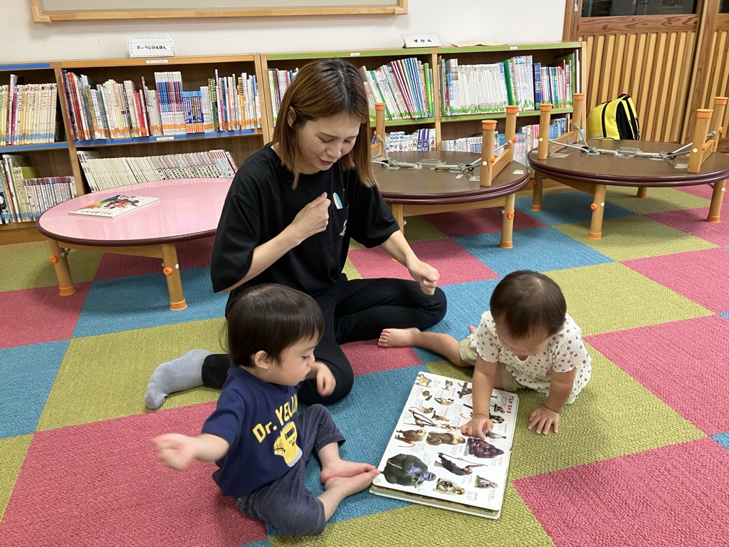 絵本を楽しむ1歳児