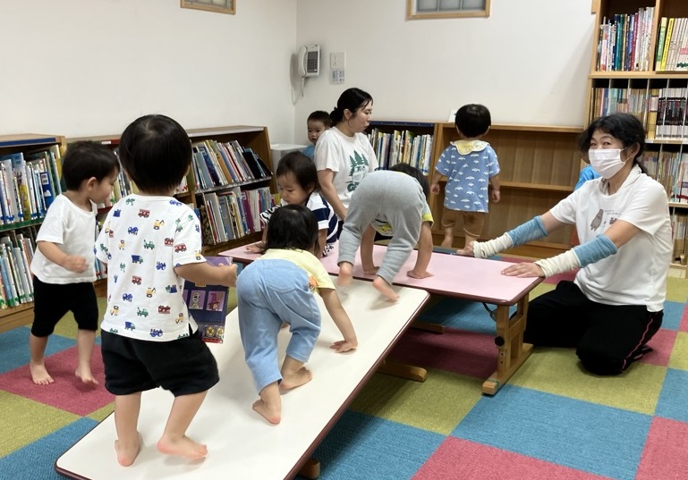 さかのぼりをする1歳児