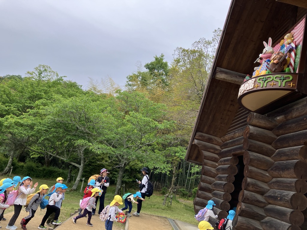 時計台の音楽を聞く子ども達