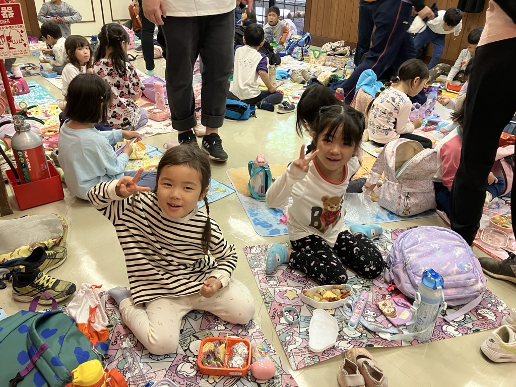 お弁当を食べる子ども