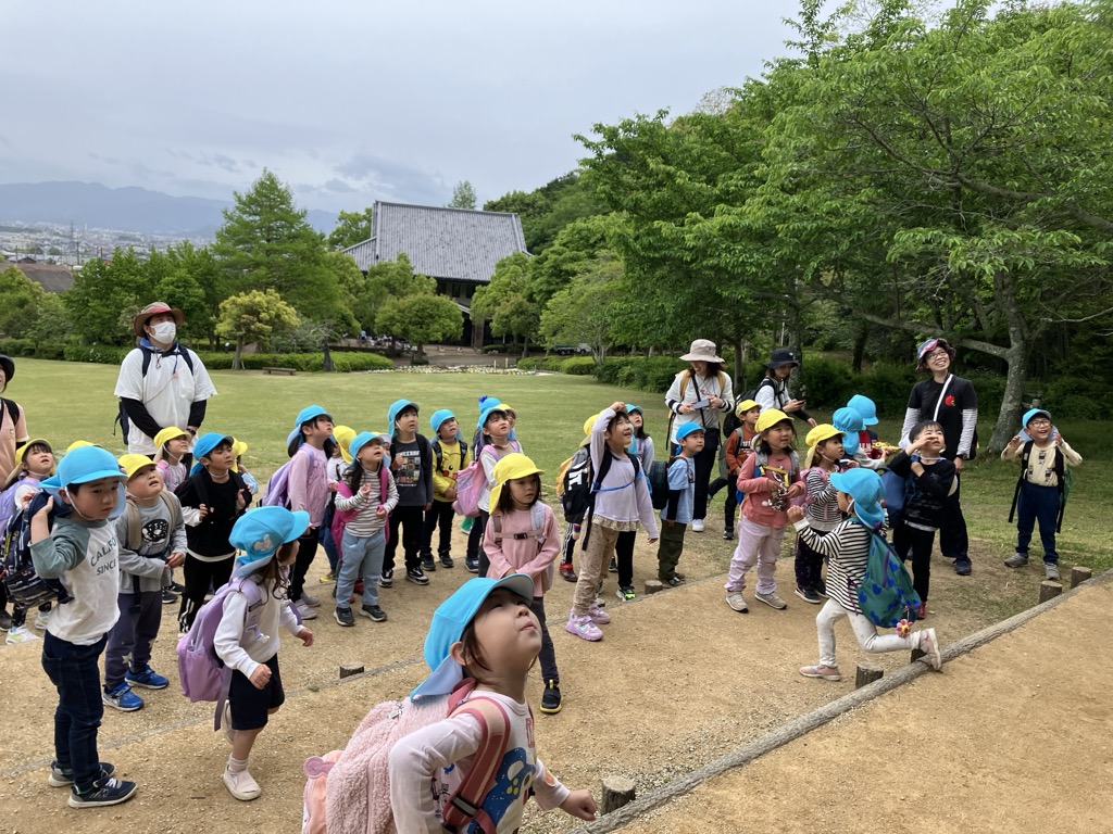 時計台の音楽を喜んで聞く子ども達