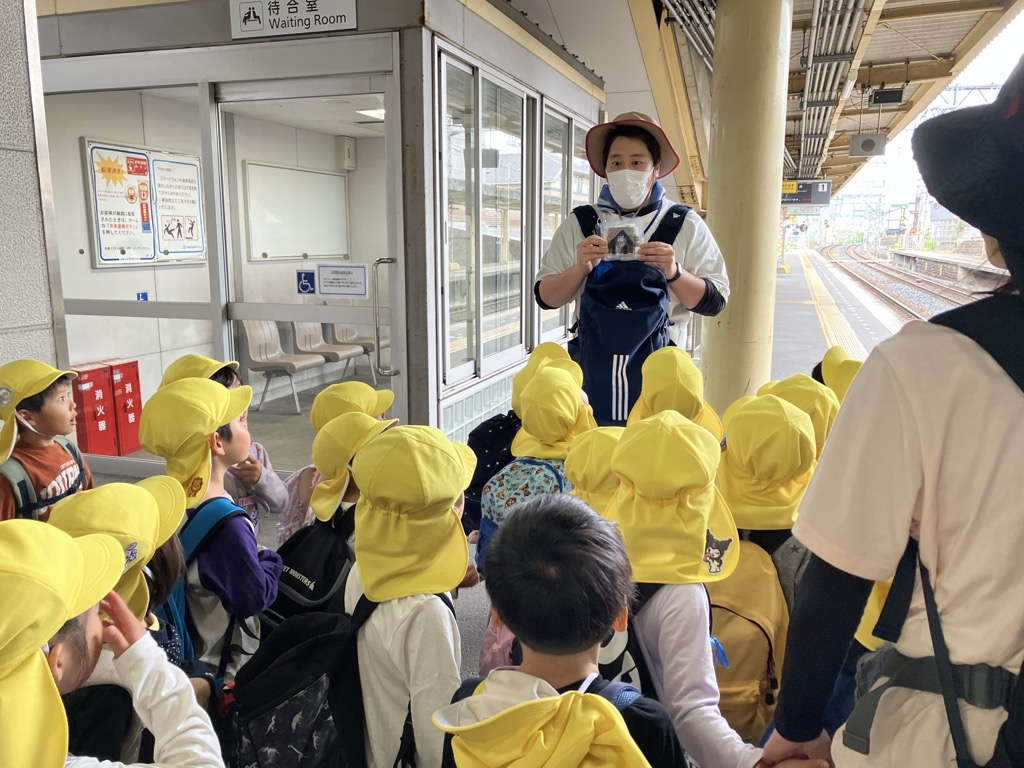 行き方を教えてもらう子ども達