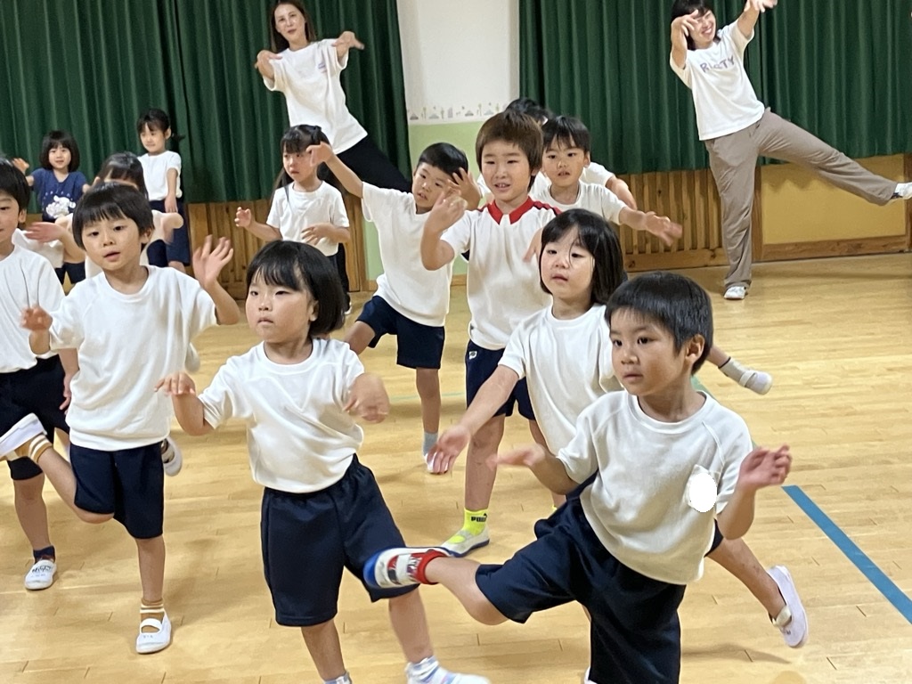 ヒップホップをおどる子ども達