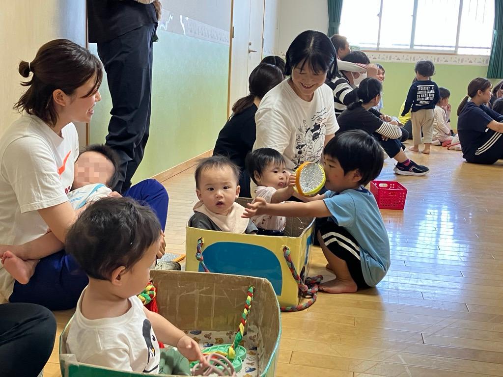 0歳児にかかわる3歳児
