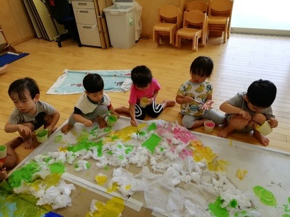 かき氷の壁面制作
