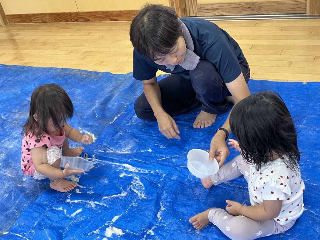 パン粉で遊ぶ子ども達