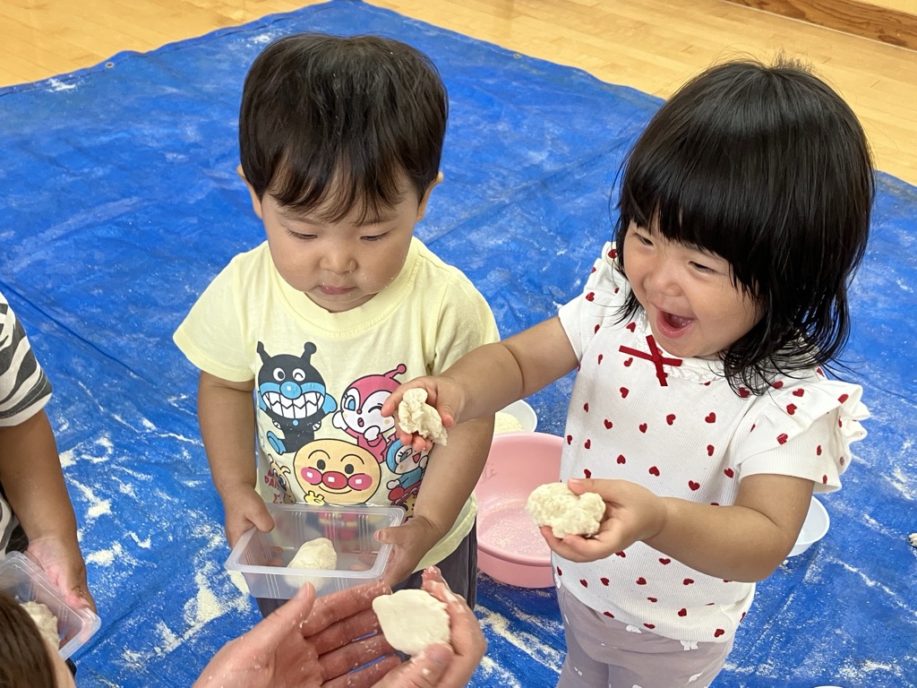 パン粉で遊ぶ子ども達
