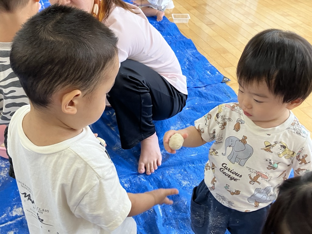 パン粉で遊ぶ子ども達
