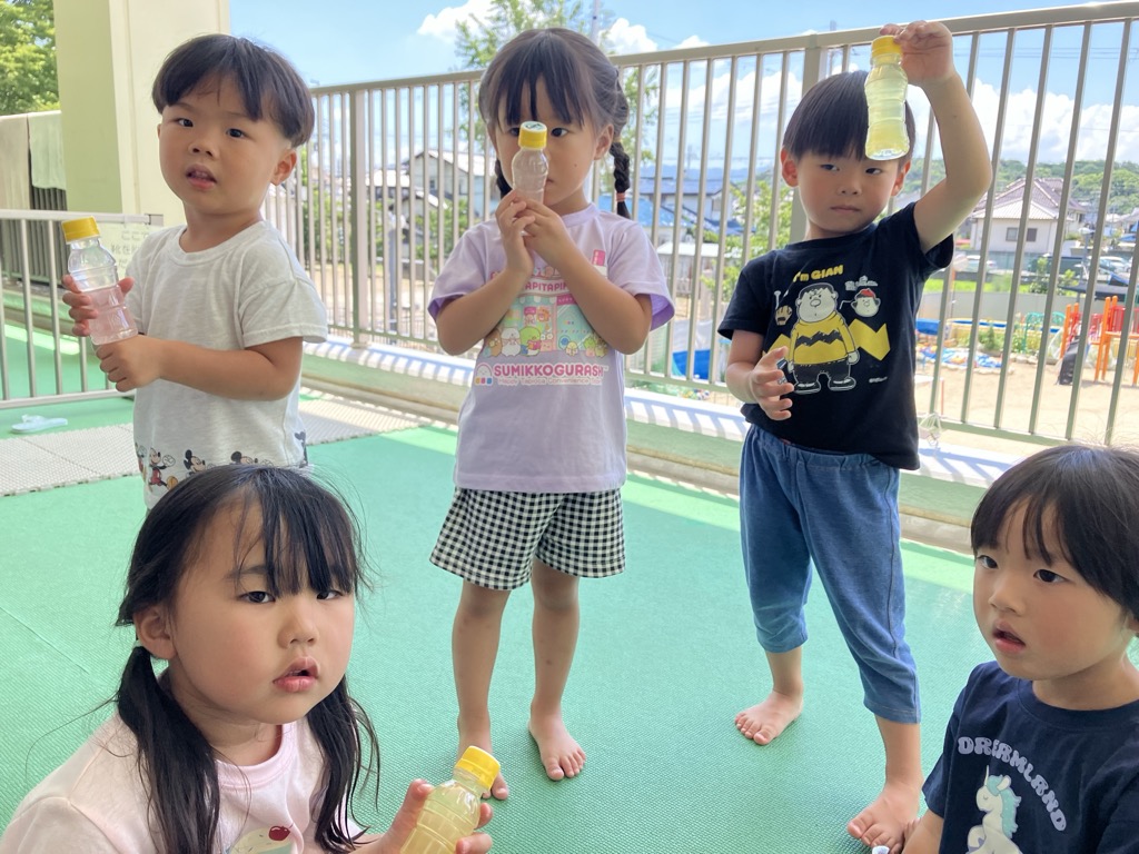 かんてんで遊ぶ子ども達