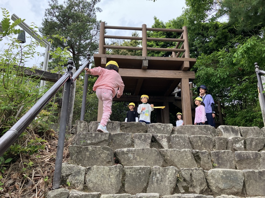 友達同士で励ます様子