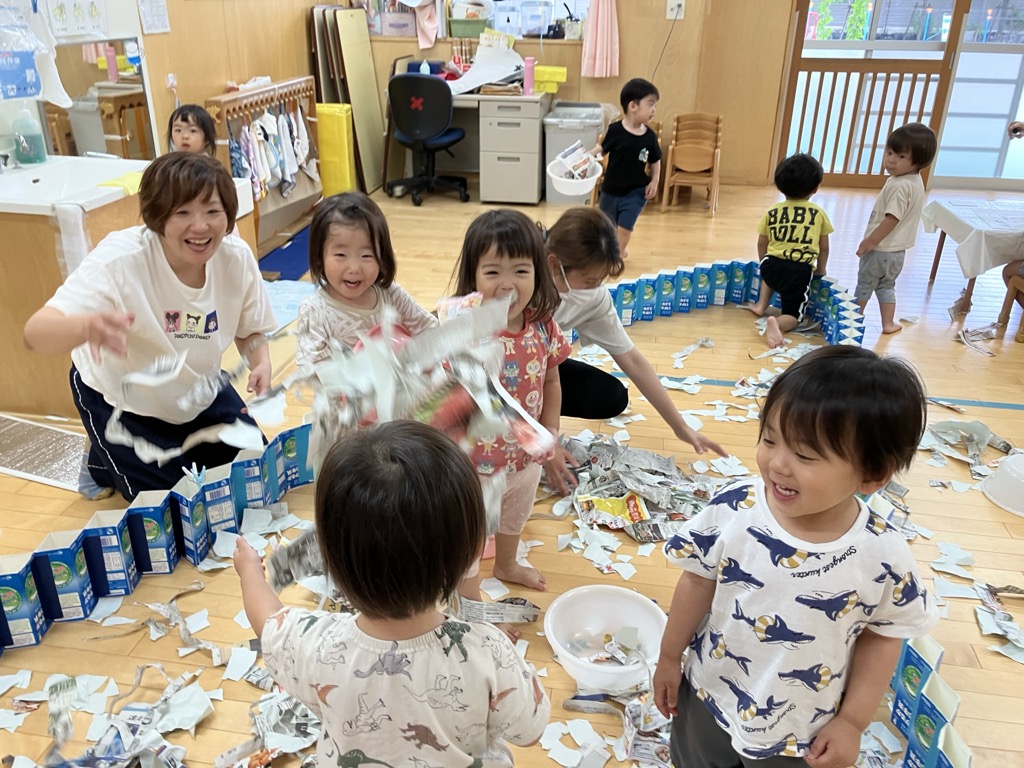 新聞プールで遊ぶ子ども達