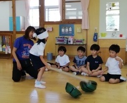 すいかわりをする子ども達