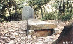 松岳山古墳の石棺と立石