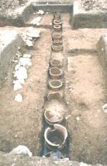 写真:見つかった円筒埴輪列と葺石