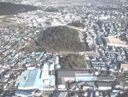 空から見た墓山古墳の周辺(中央:墓山、下方:浄元寺山)