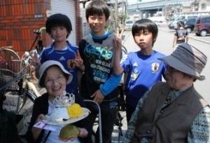 グランプリをとった田中さんと地域の子どもたち