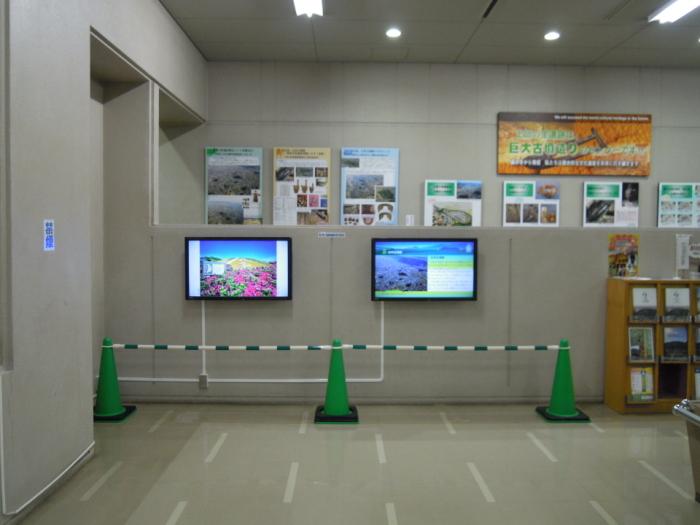 市立図書館1階　展示コーナーにふたつ設置されたデジタルサイネージの写真
