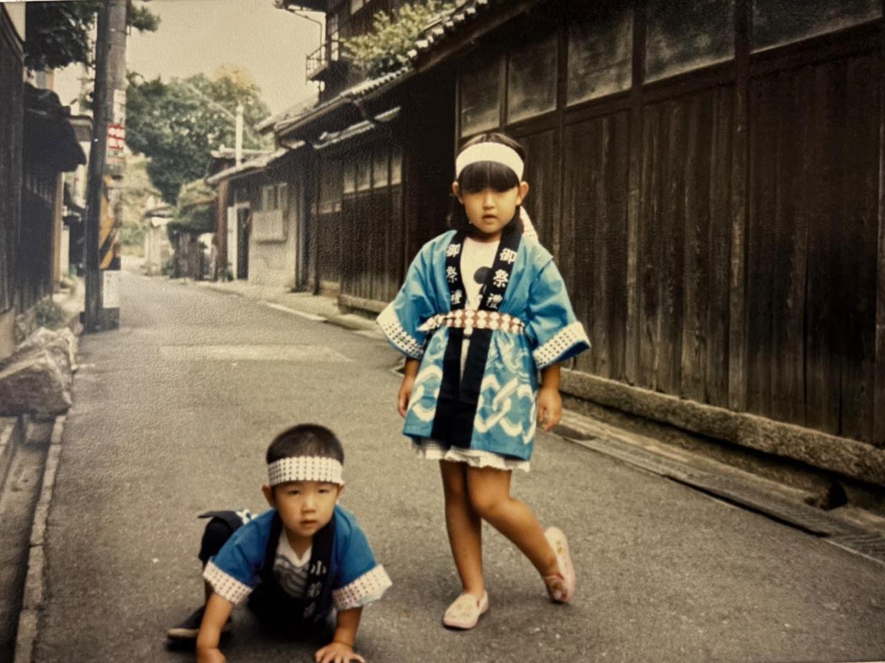 はっぴを来た2人の子ども