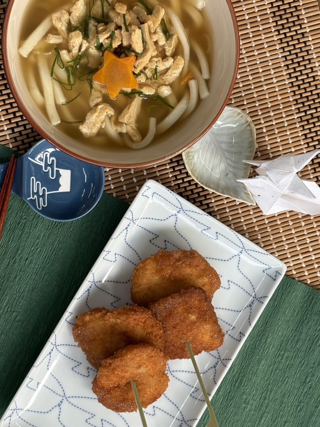 きつねうどん、米粉のチキンカツ