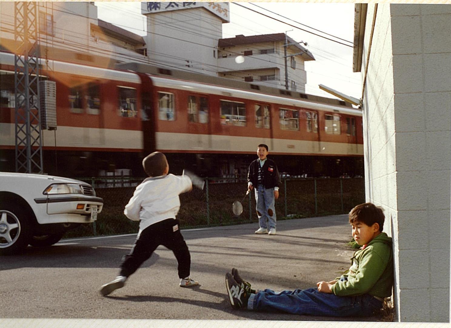 子どもたちが電車の前であそぶ