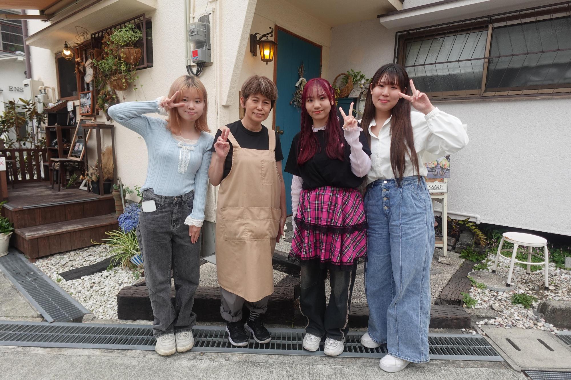 お店スタッフさんと四天王寺大学学生広報スタッフの皆さんの記念写真
