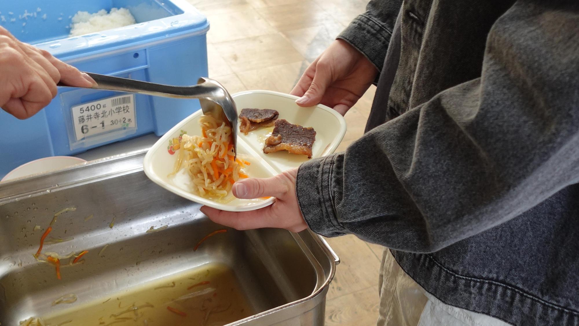 給食配膳の様子の写真