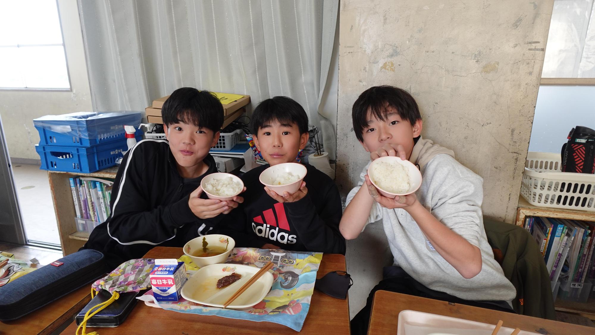 給食を手に嬉しそうな様子の写真