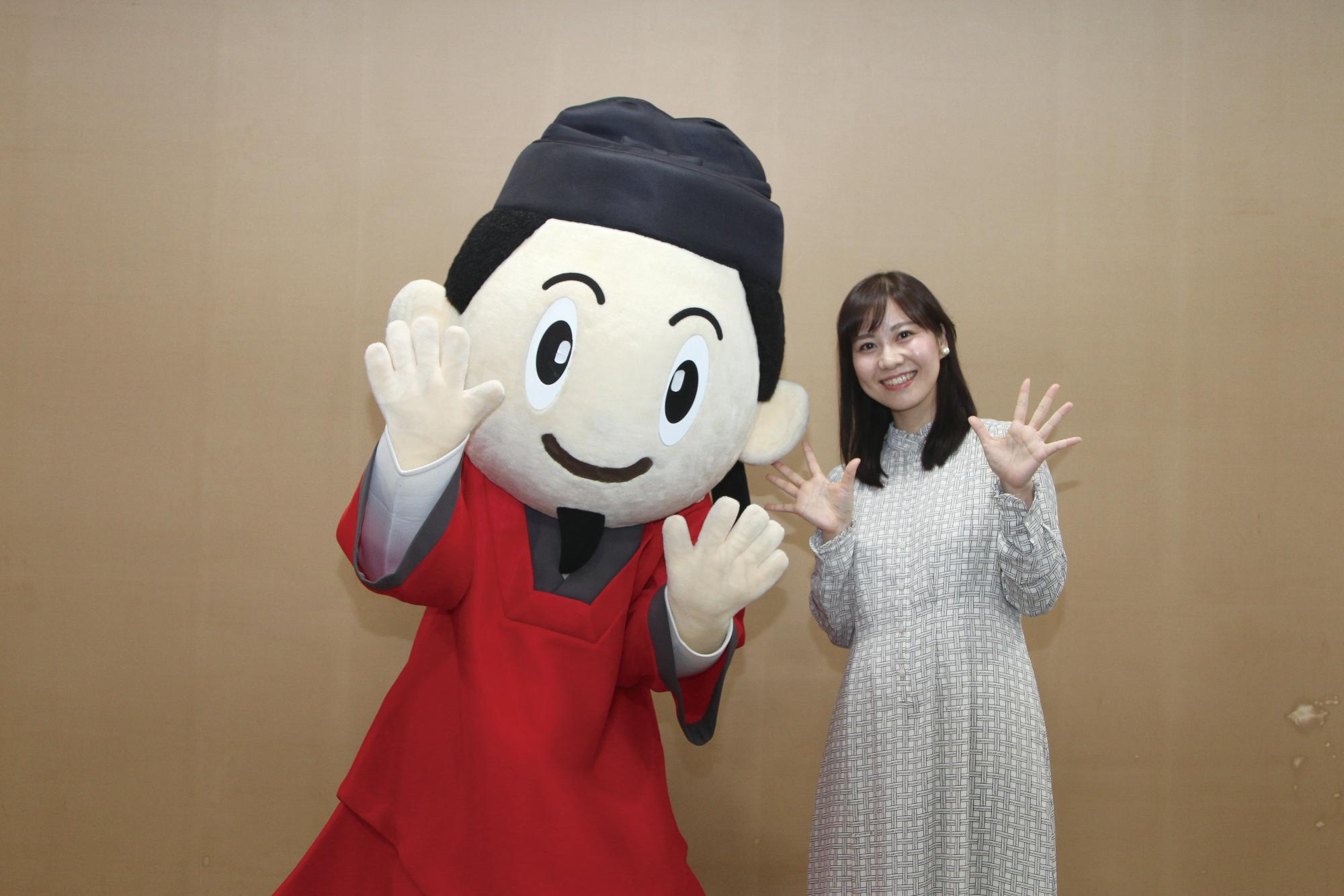 市公式ゆるキャラまなりくんとも記念撮影