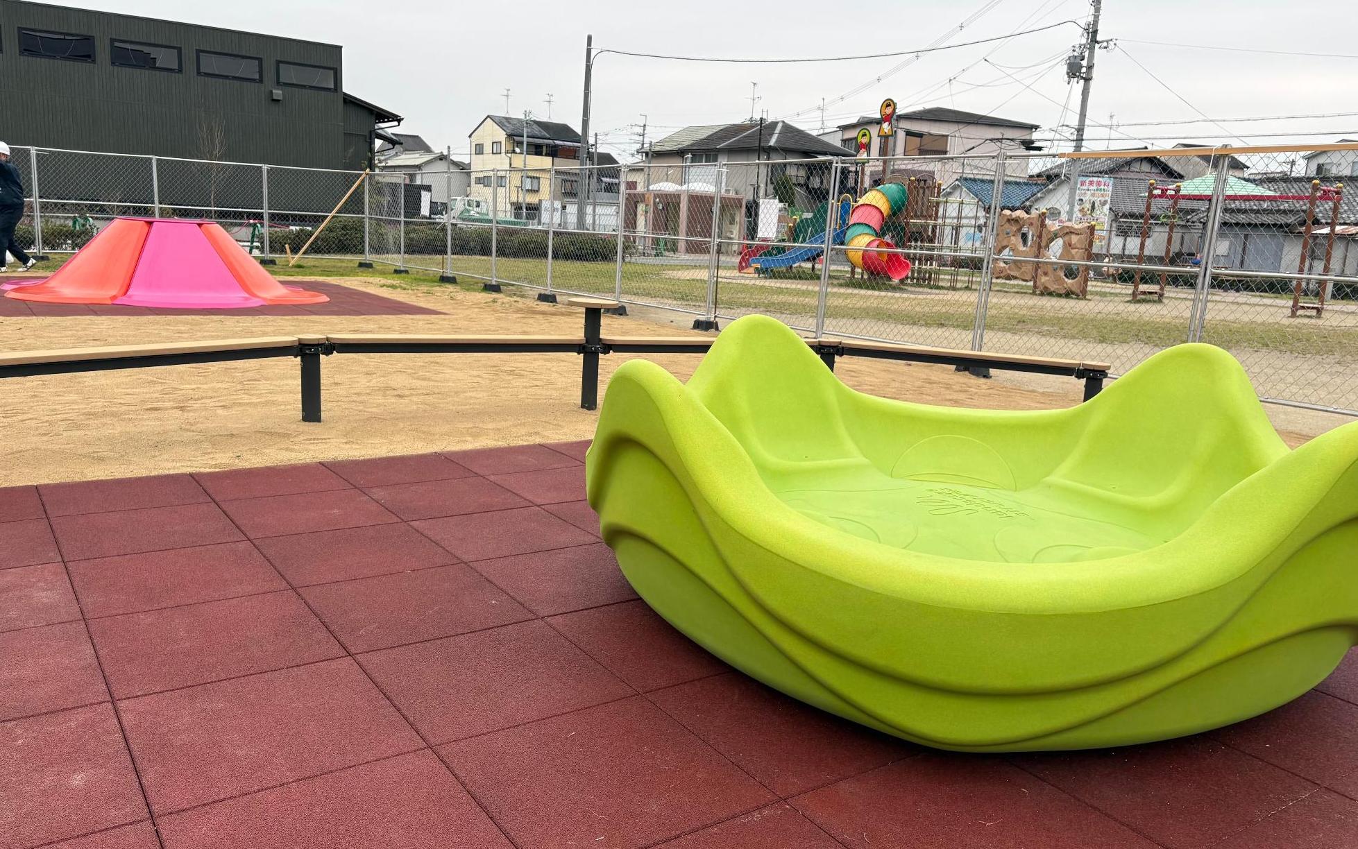 新しい遊具の全景写真