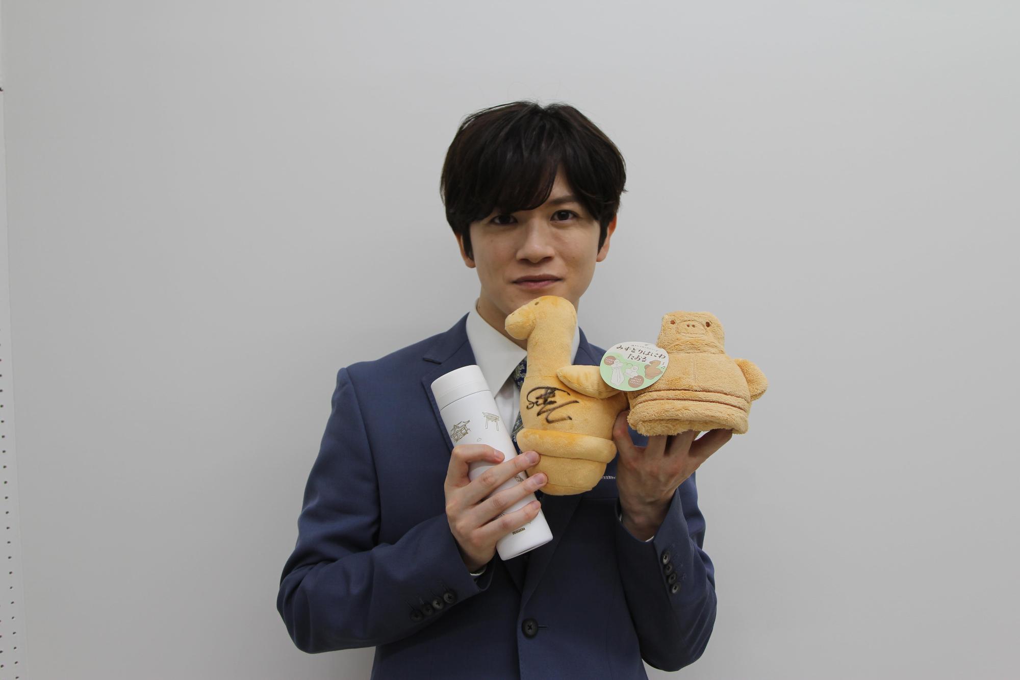 プレゼントを持つ小西さん
