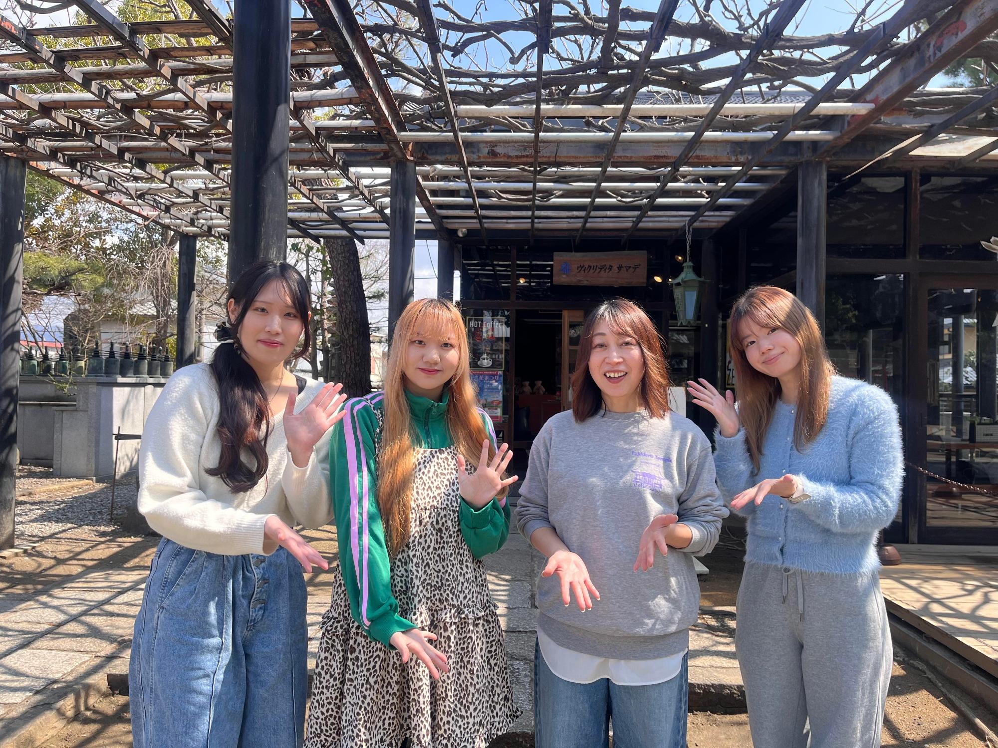 店長の森さんと四天王寺大学学生広報スタッフの皆さんの記念写真