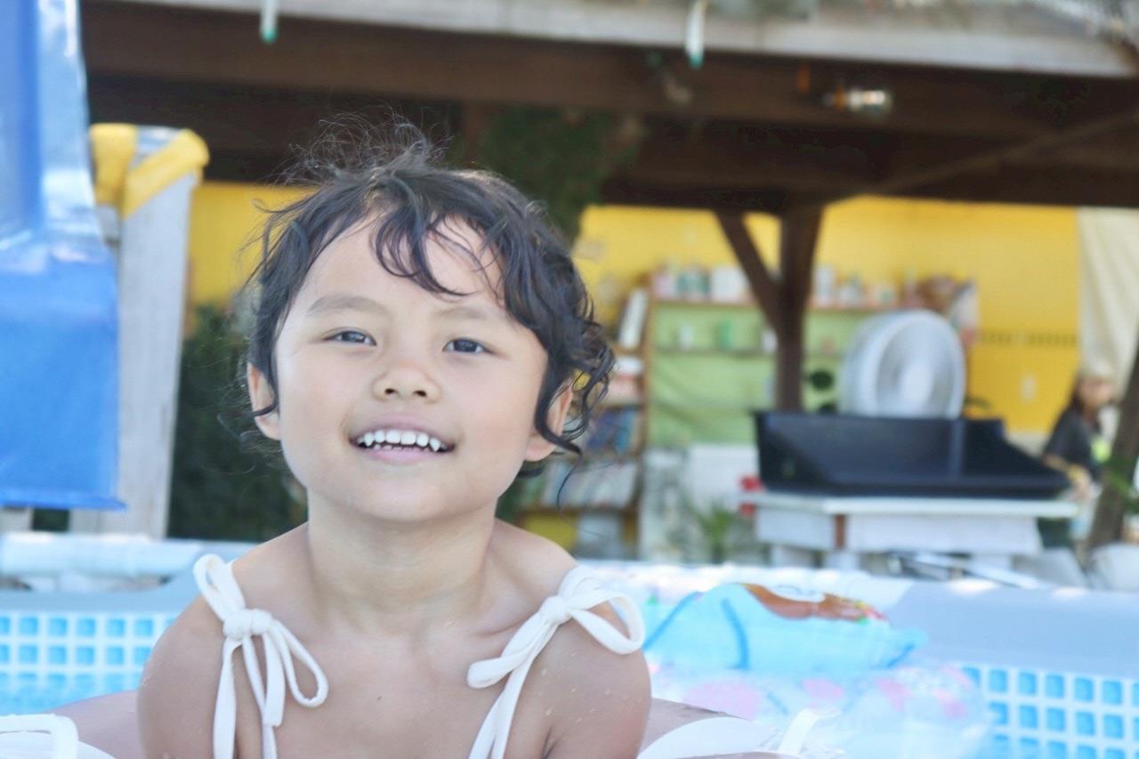 プールにつかる子どもの写真