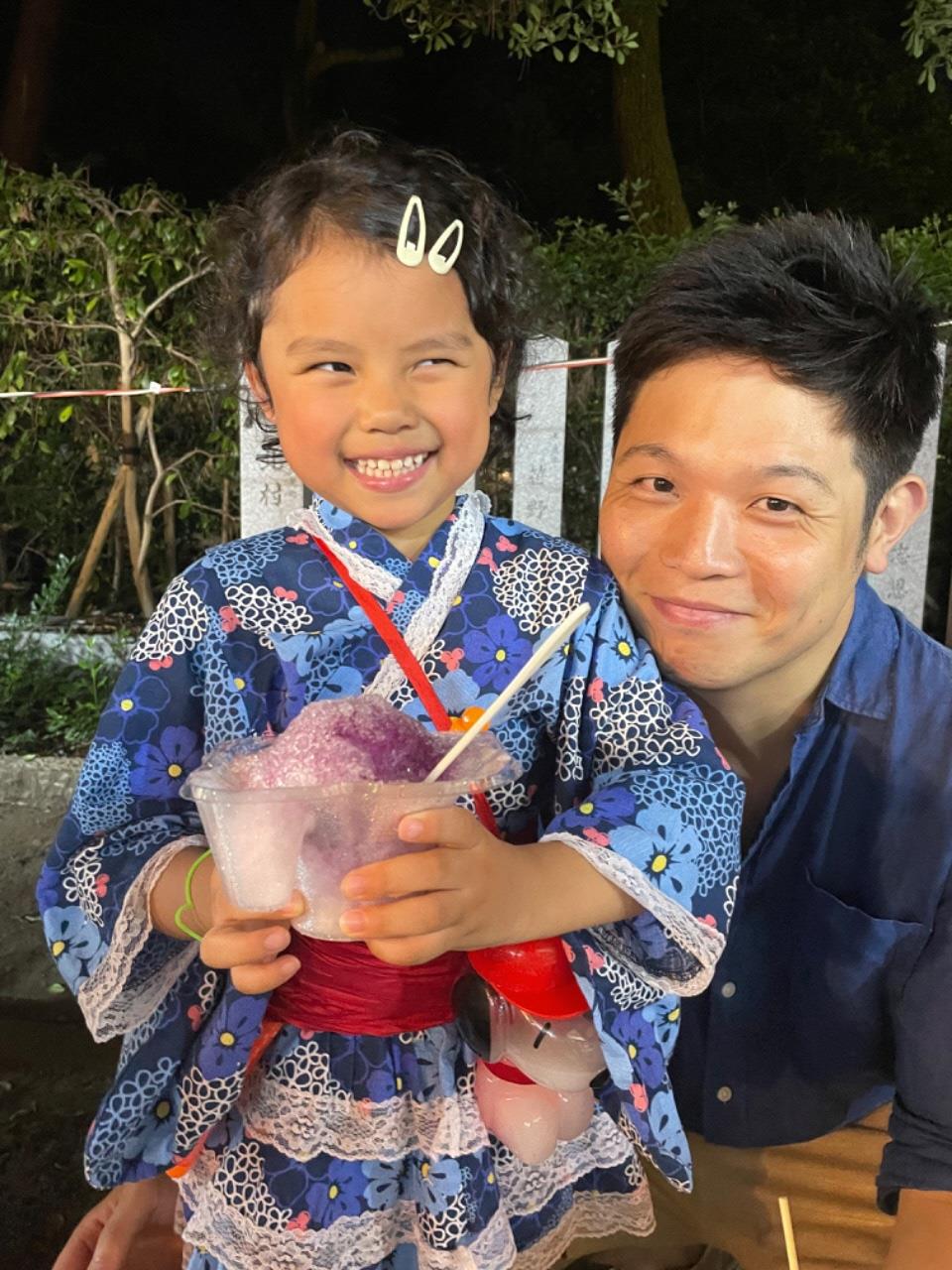 夏祭りを楽しむ親子の2ショット