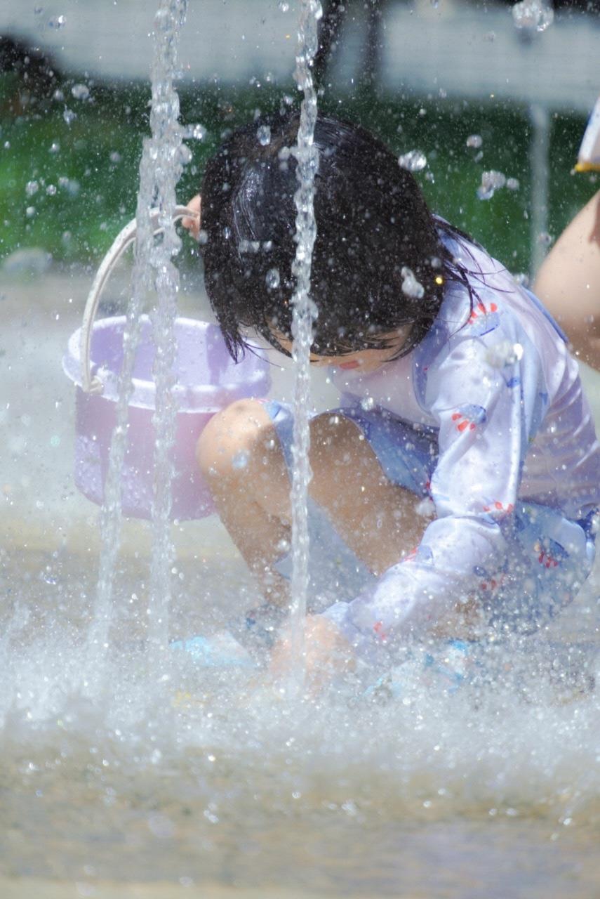 シュラの噴水で遊ぶこどもの写真
