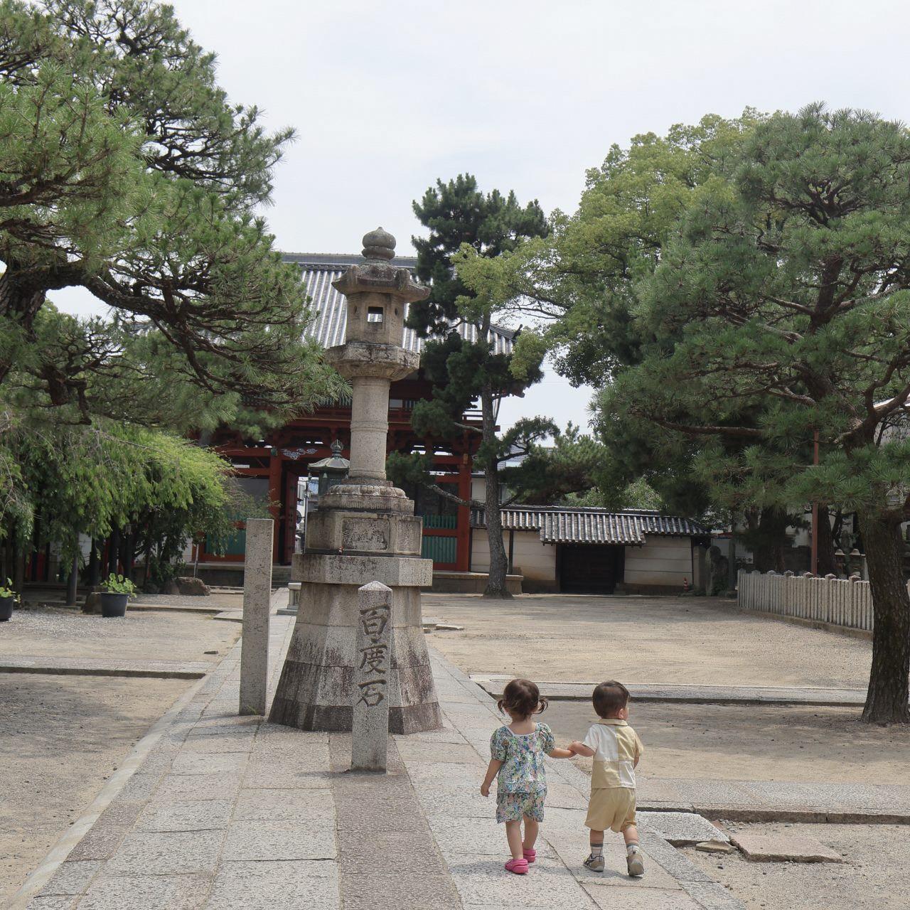 子ども2人が仲良くあるく写真