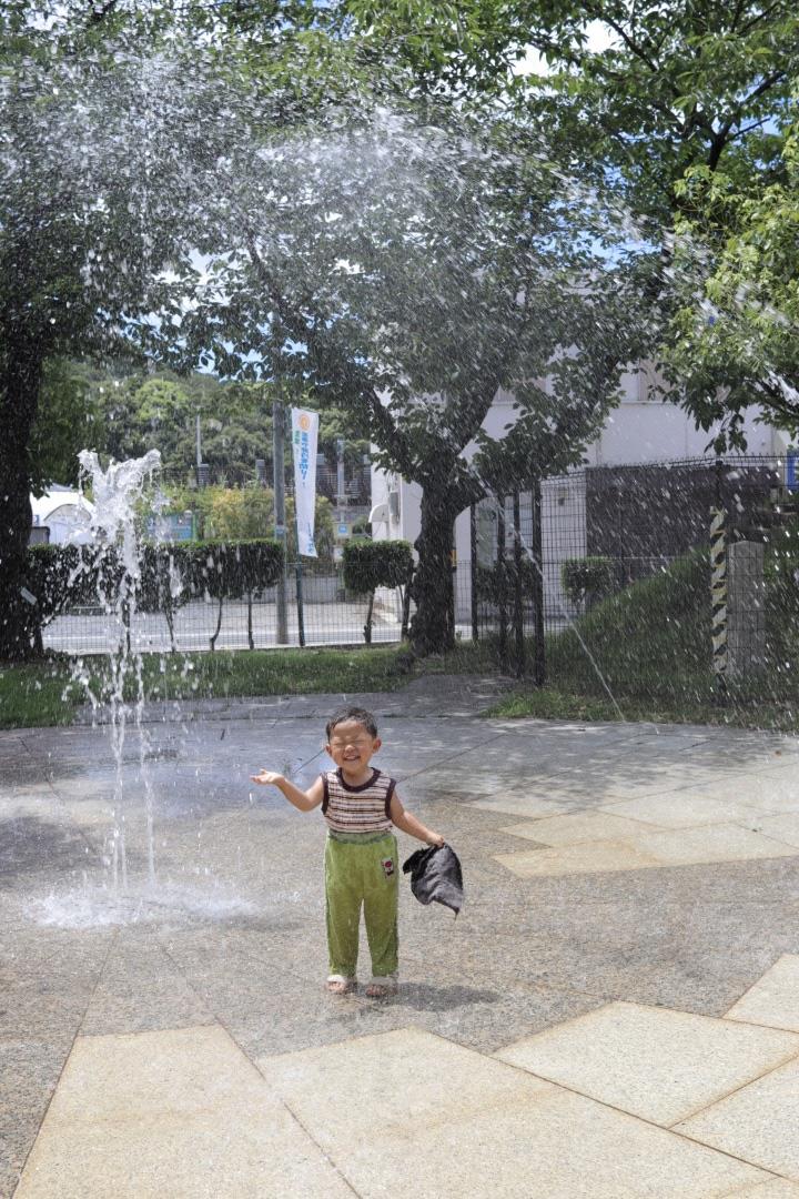 シュラホールの噴水ではしゃぐこどもの写真