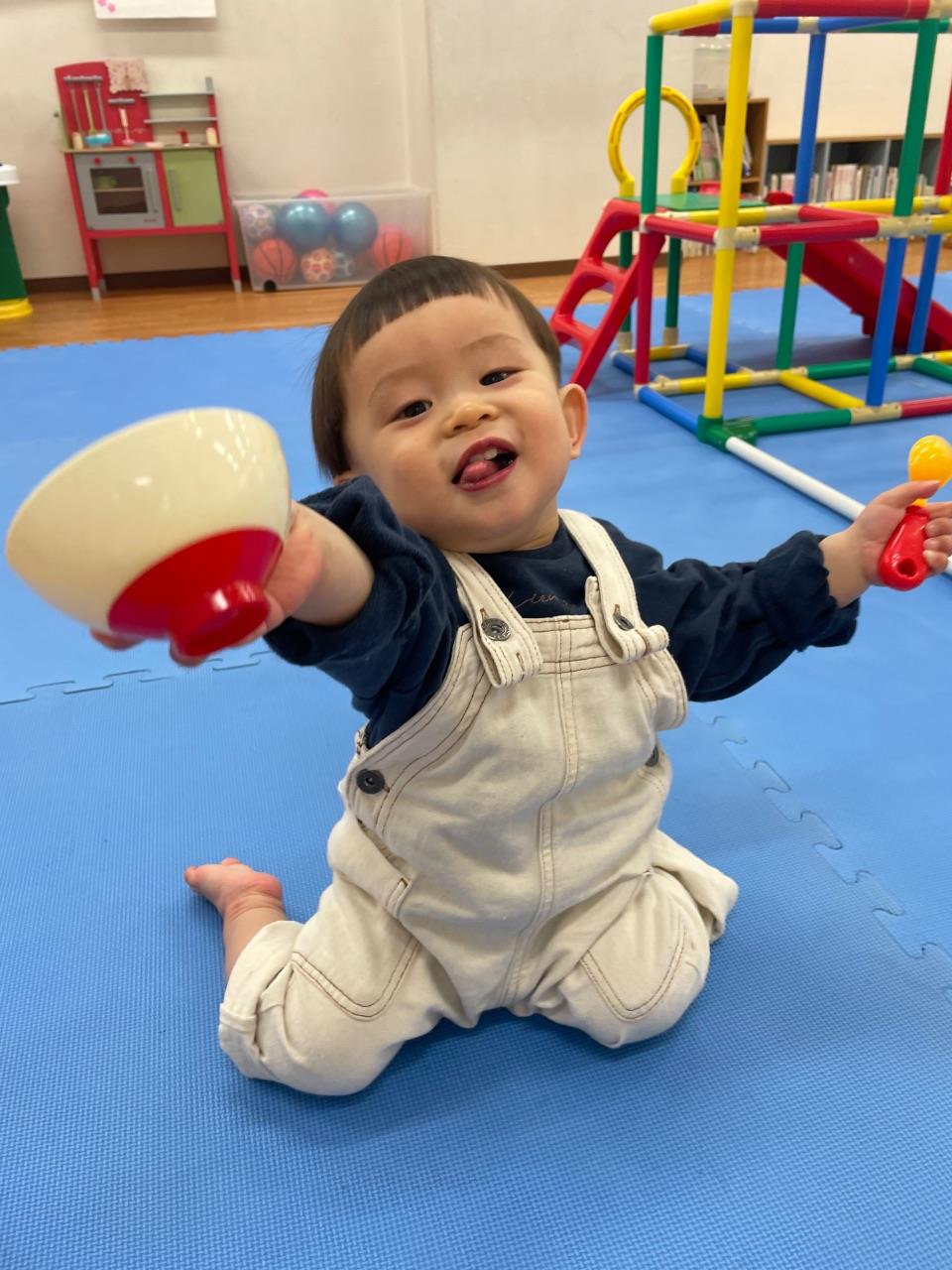 児童館で遊ぶこどもの写真
