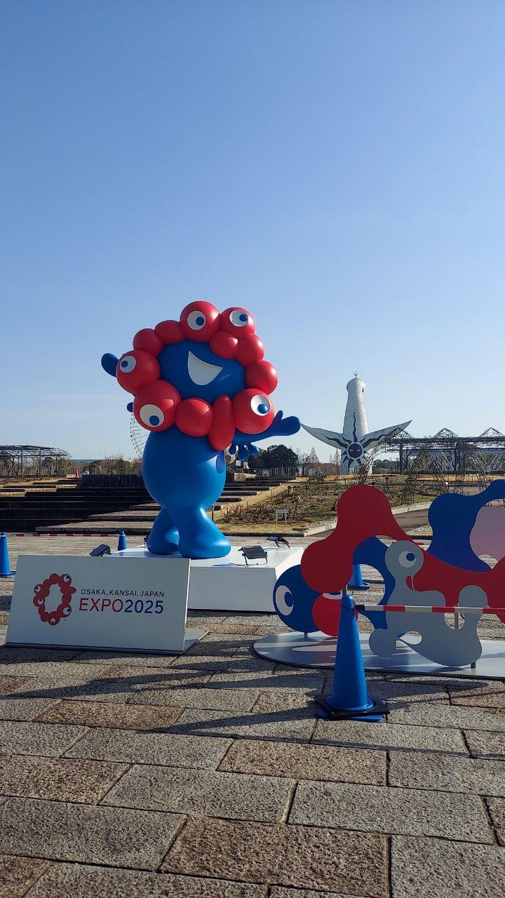 ミャクミャク像と太陽の塔の握手