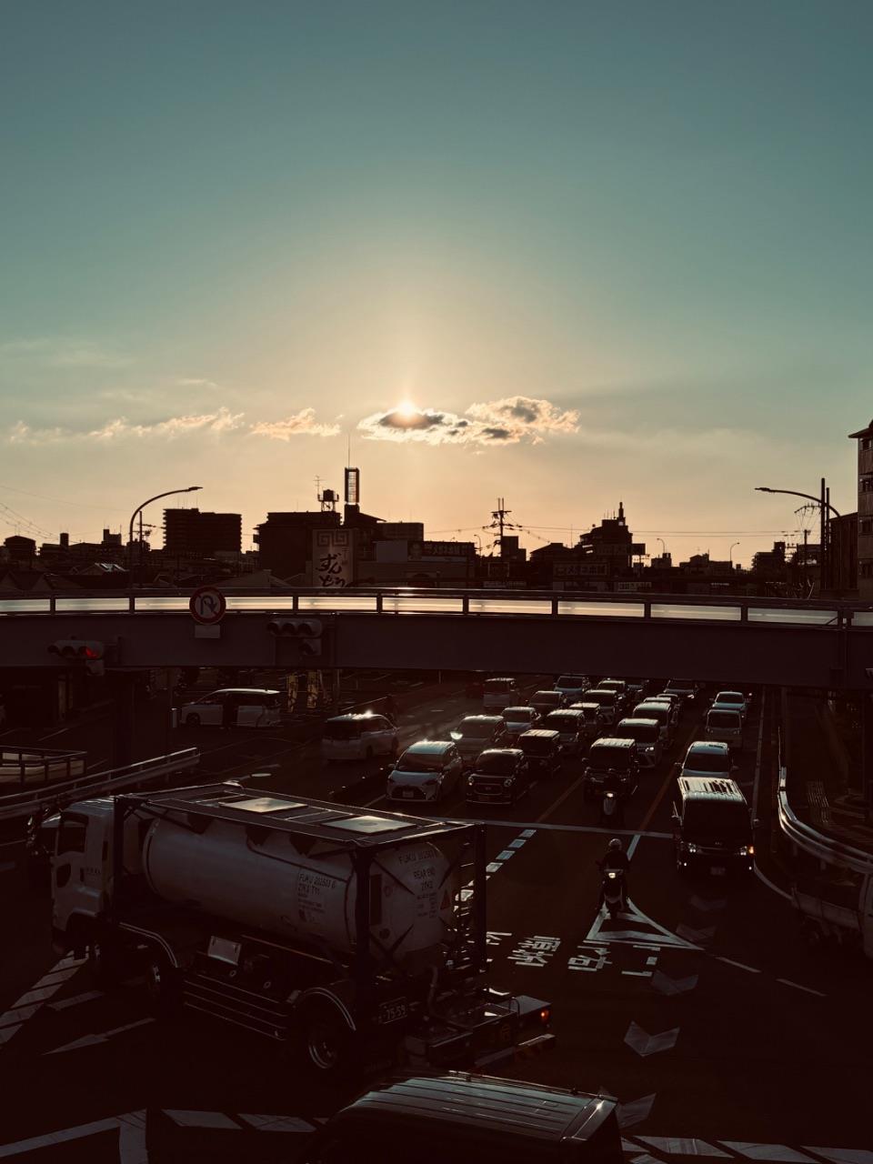 歩道橋の上から撮ったオシャレな写真
