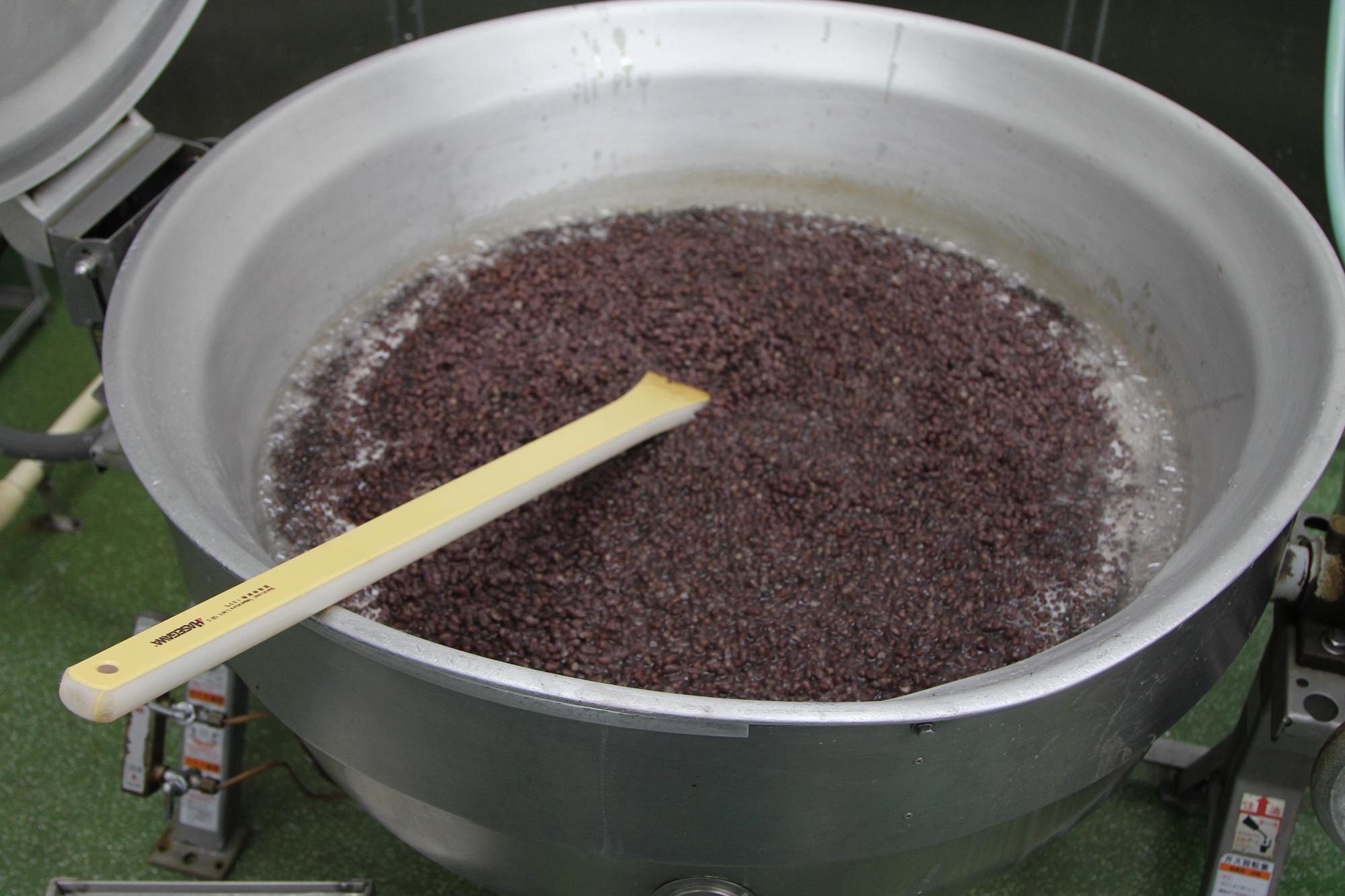 鍋で煮るあずき