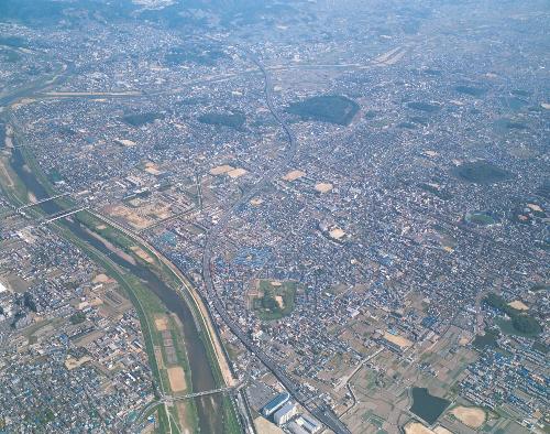 古市古墳群を上空から望む画像