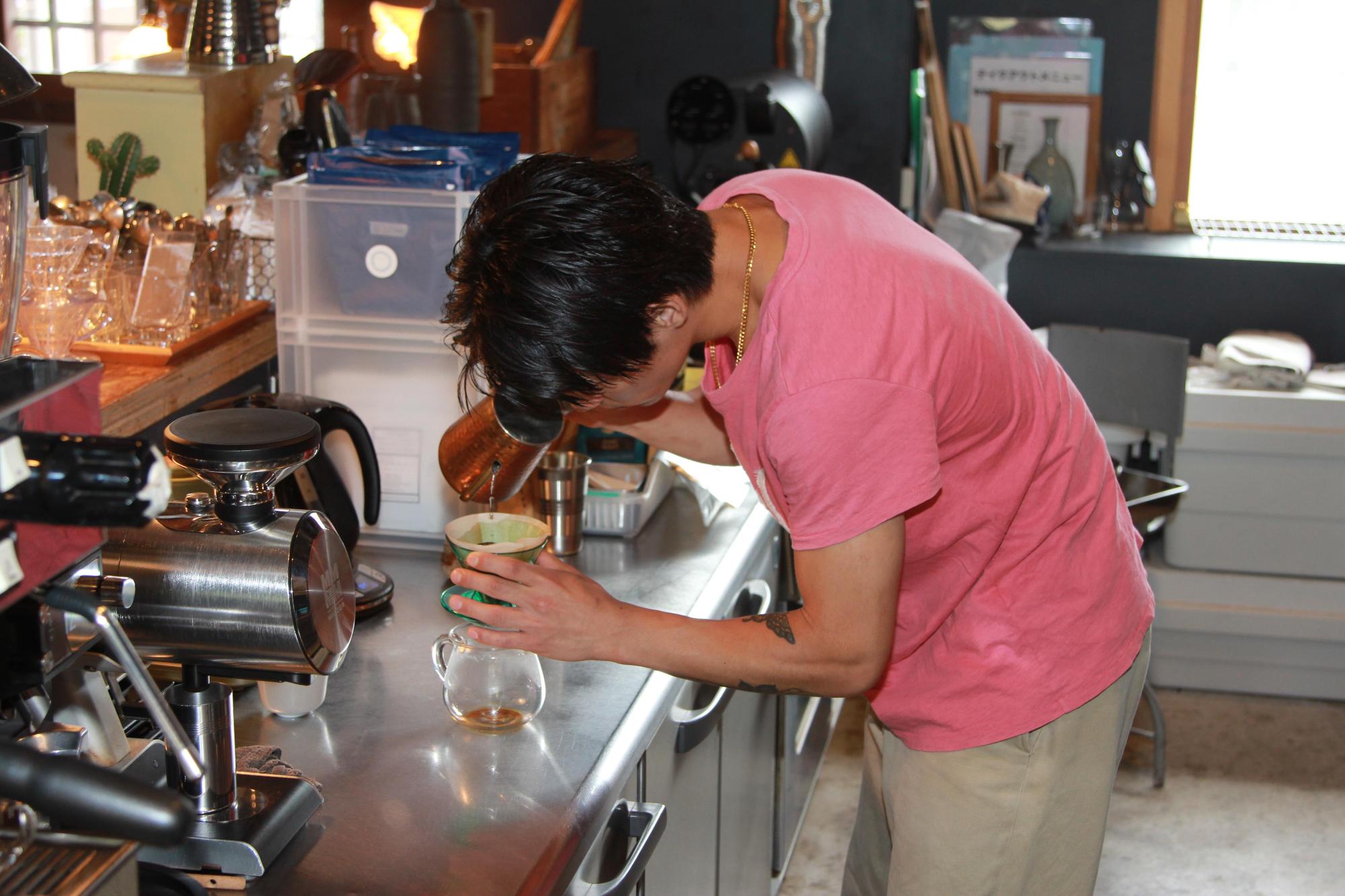 コーヒーを入れている様子