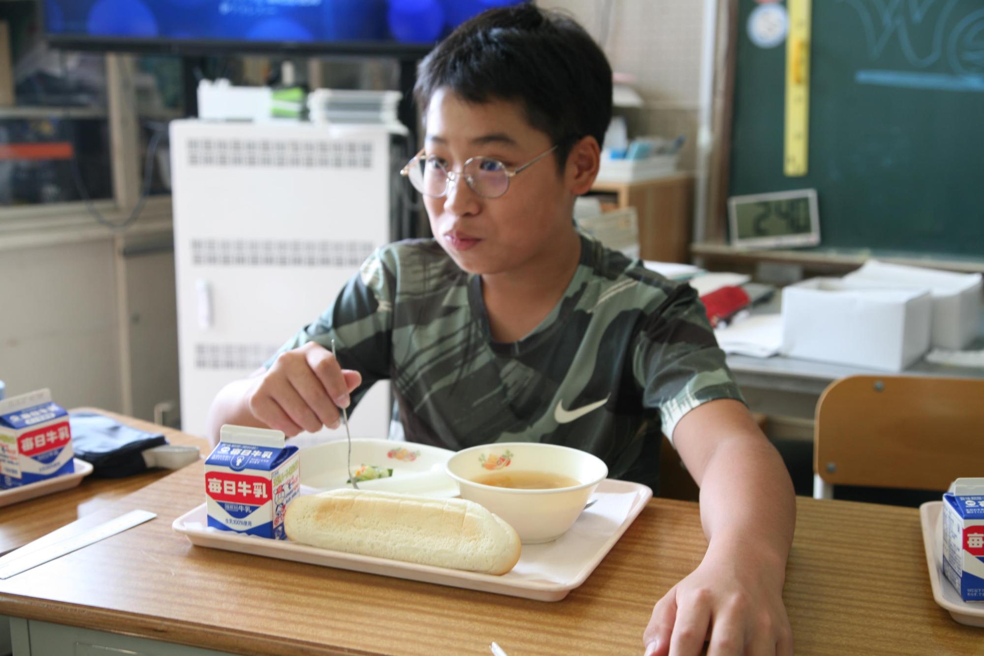 男の子が給食を食べている様子の写真