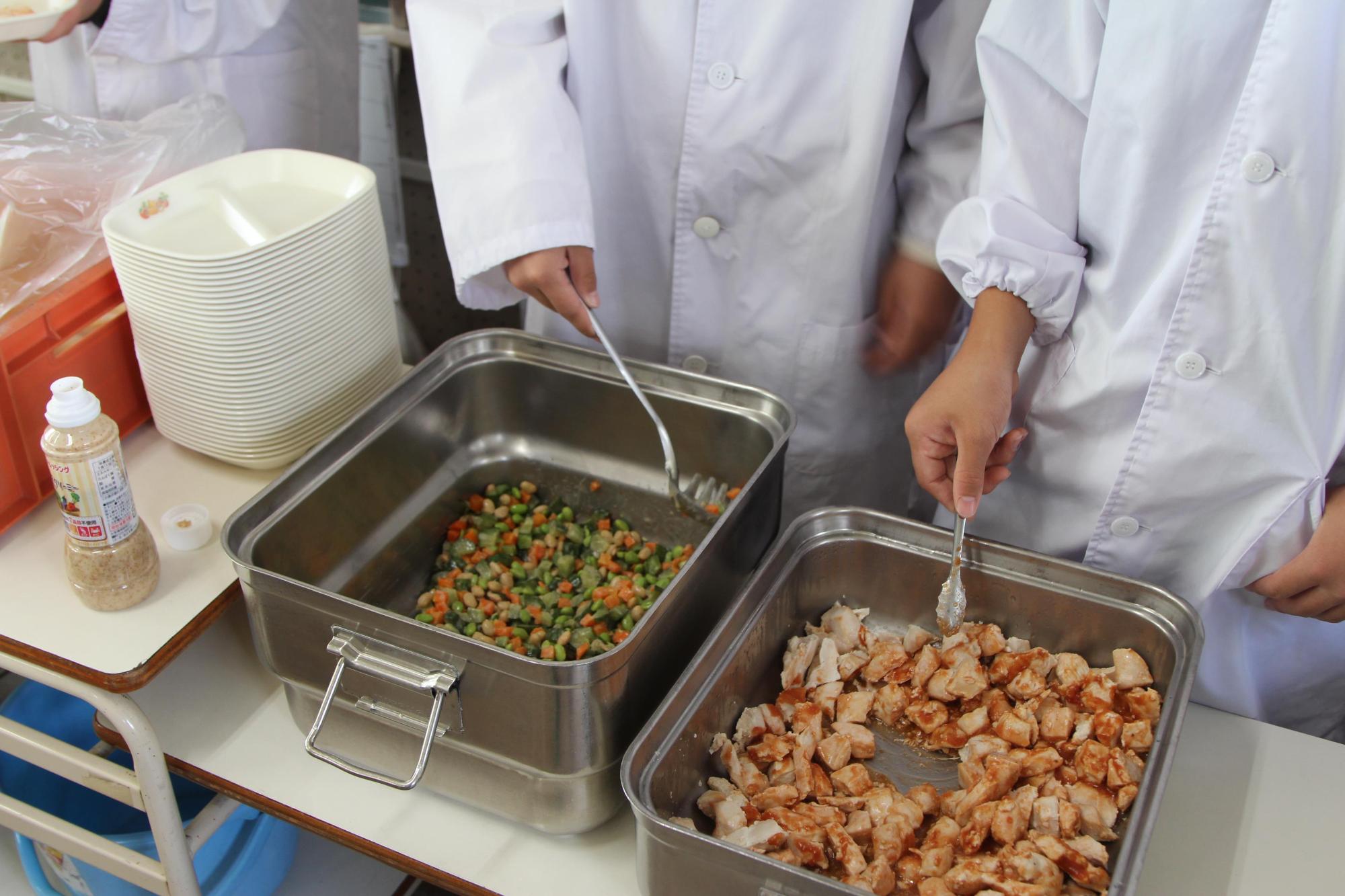 実際に提供された鶏むね肉のケチャプソテー香草パン粉和えの給食の写真