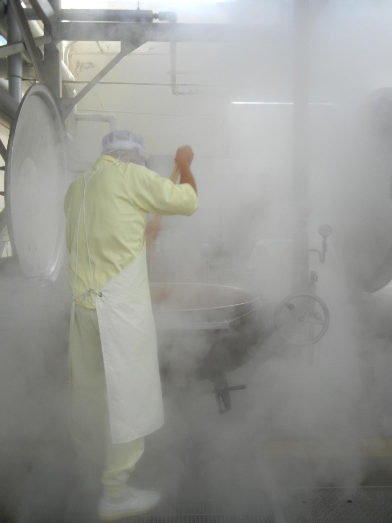 給食センターの熱源は蒸気、蒸気の中で調理をする